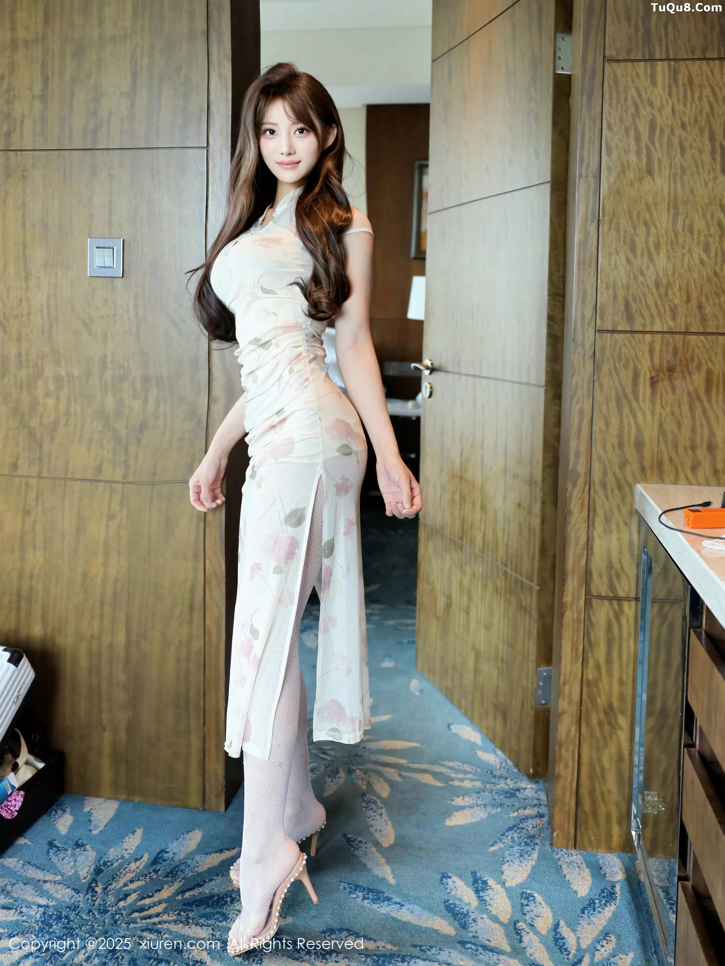   [XiuRen]高清写真图 2025.06.05 No.10364 梨霜儿 浅色旗袍第3张图片