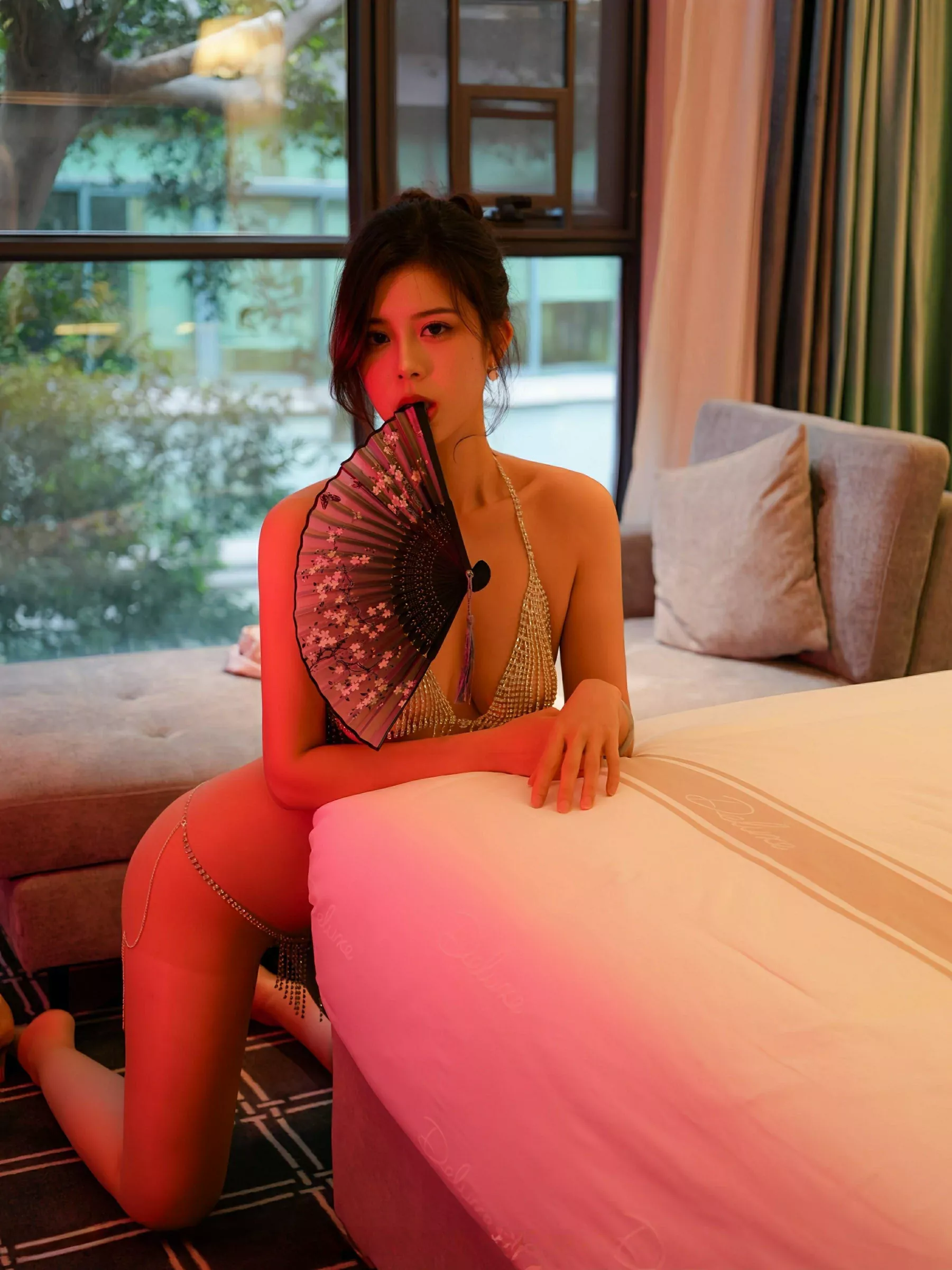 [XiuRen]高清写真图 2025.06.17 No.10419 玫瑰我爱你 浅色旗袍-爱套图