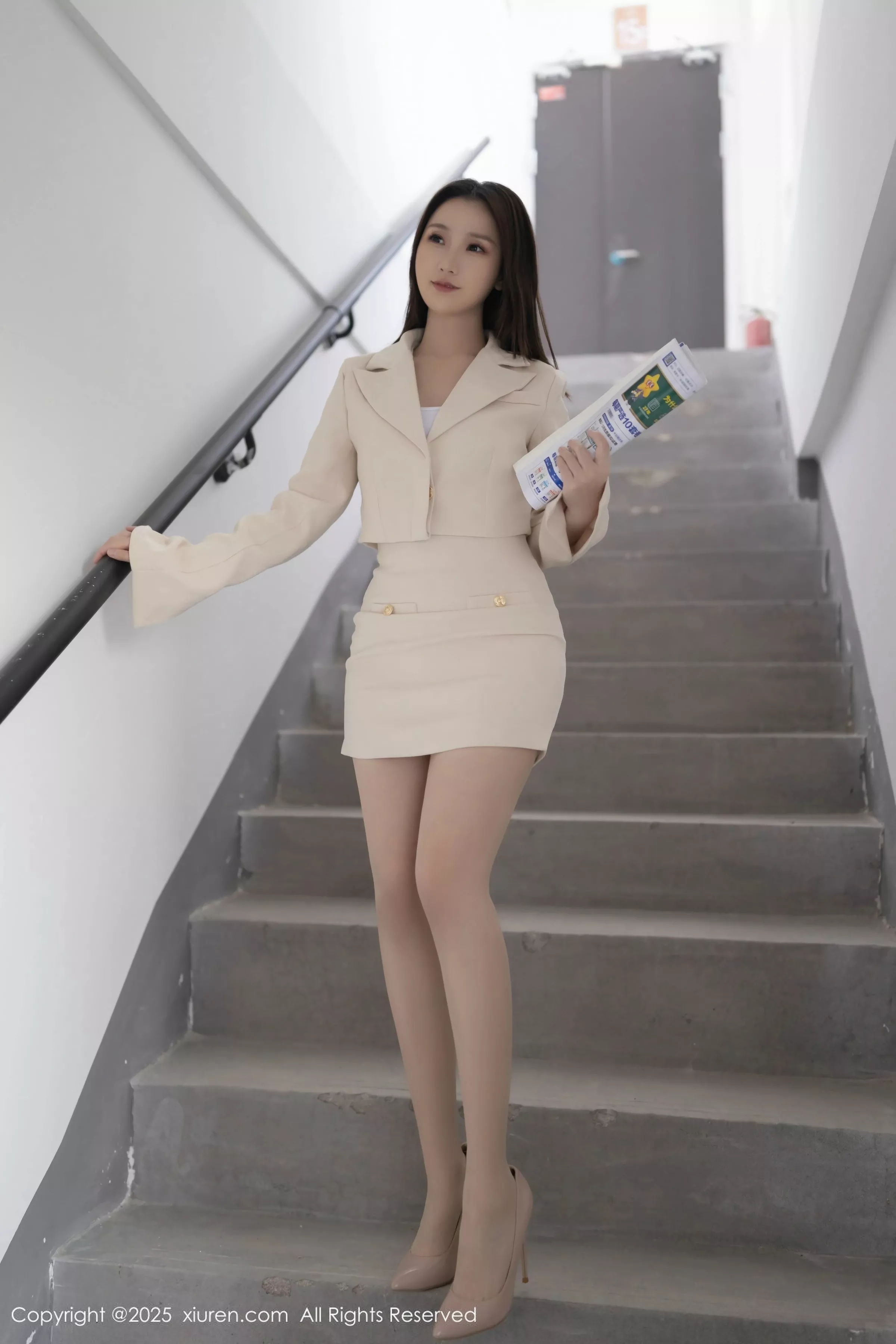 [XiuRen]高清写真图 2025.06.18 No.10428 杏子Yada 浅色短裙-爱套图