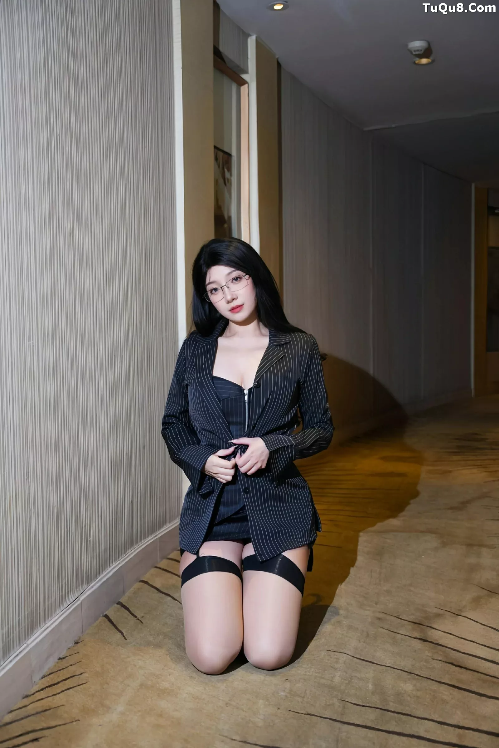   [XiuRen]高清写真图 2025.07.01 No.10487 美悠 黑色OL第10张图片
