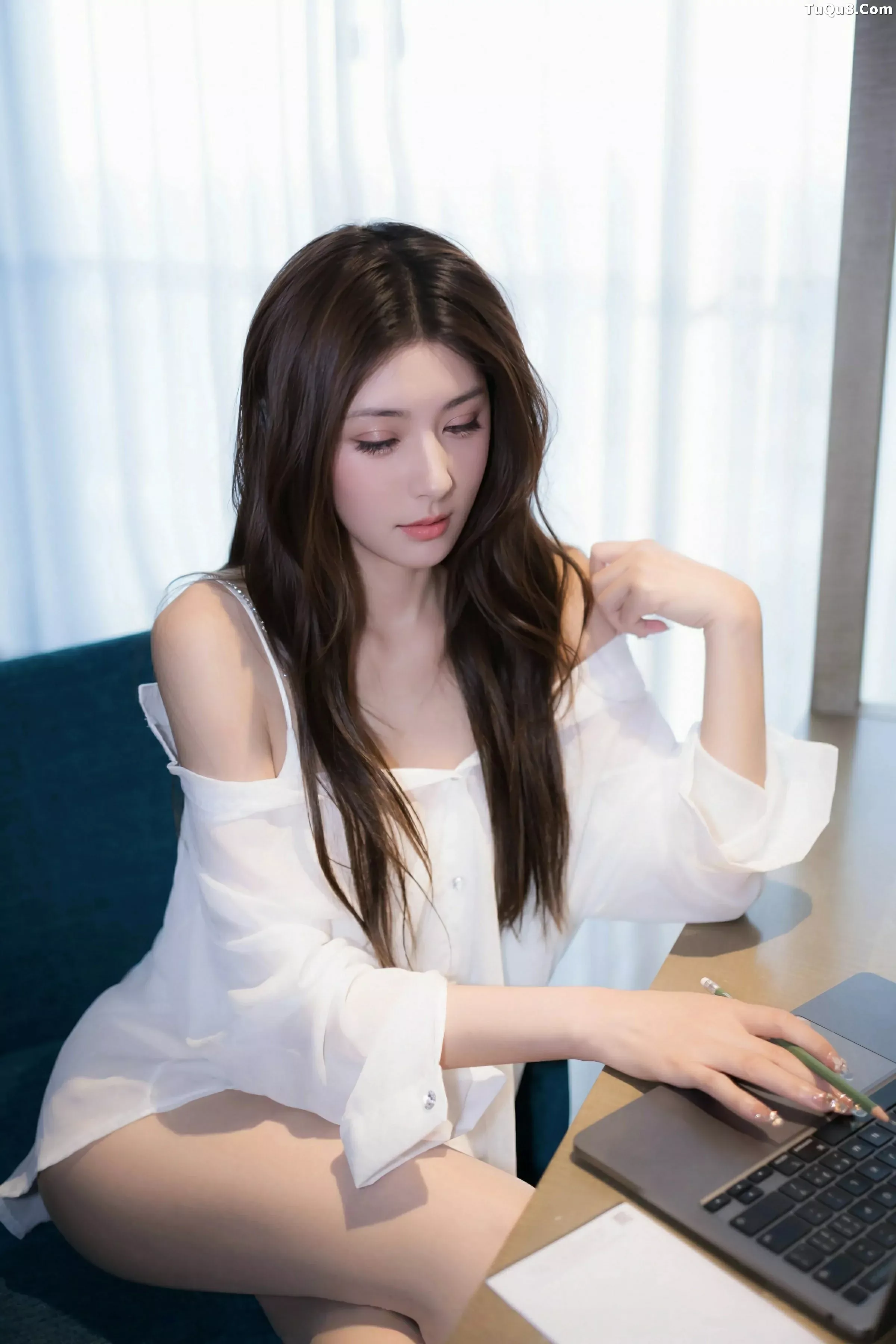   [XiuRen]高清写真图 2025.07.03 No.10502 悦兮 性感白T第6张图片
