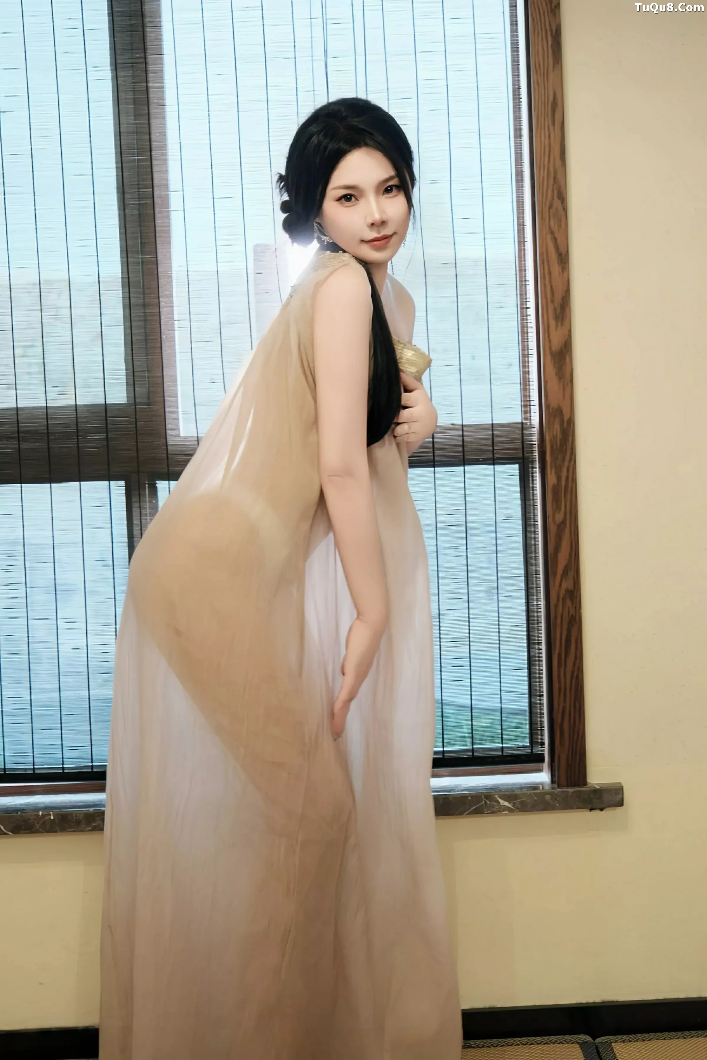   [XiuRen]高清写真图 2025.07.03 No.10500 麦田 透视连衣裙第6张图片