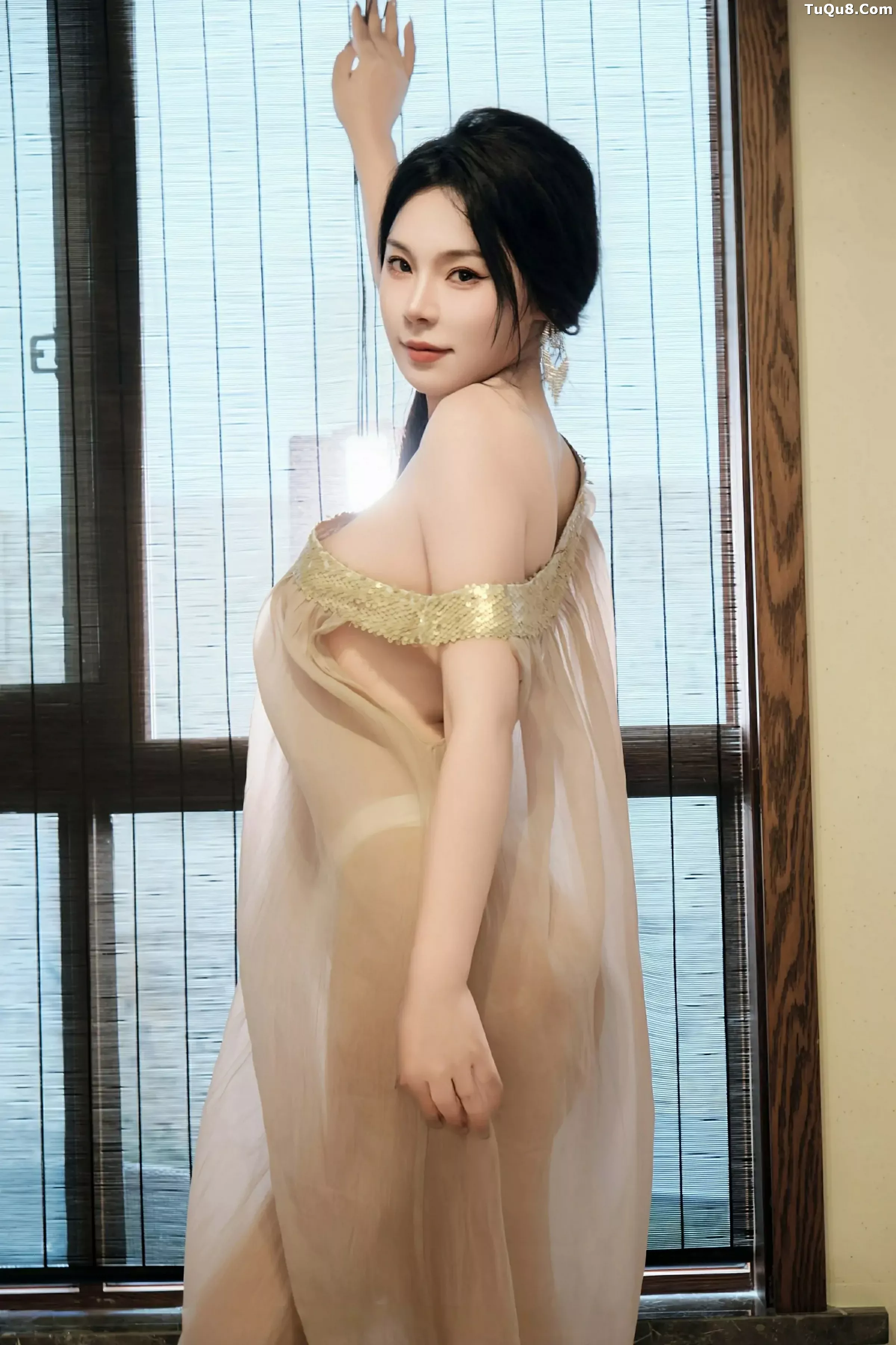   [XiuRen]高清写真图 2025.07.03 No.10500 麦田 透视连衣裙第9张图片
