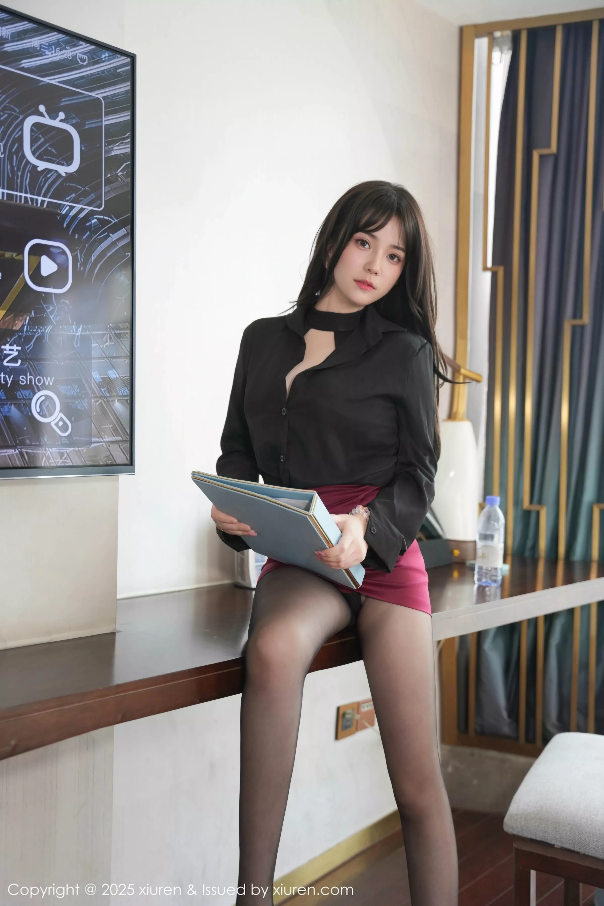   [XiuRen]高清写真图 2025.07.09 No.10527 软情 黑丝制服第8张图片