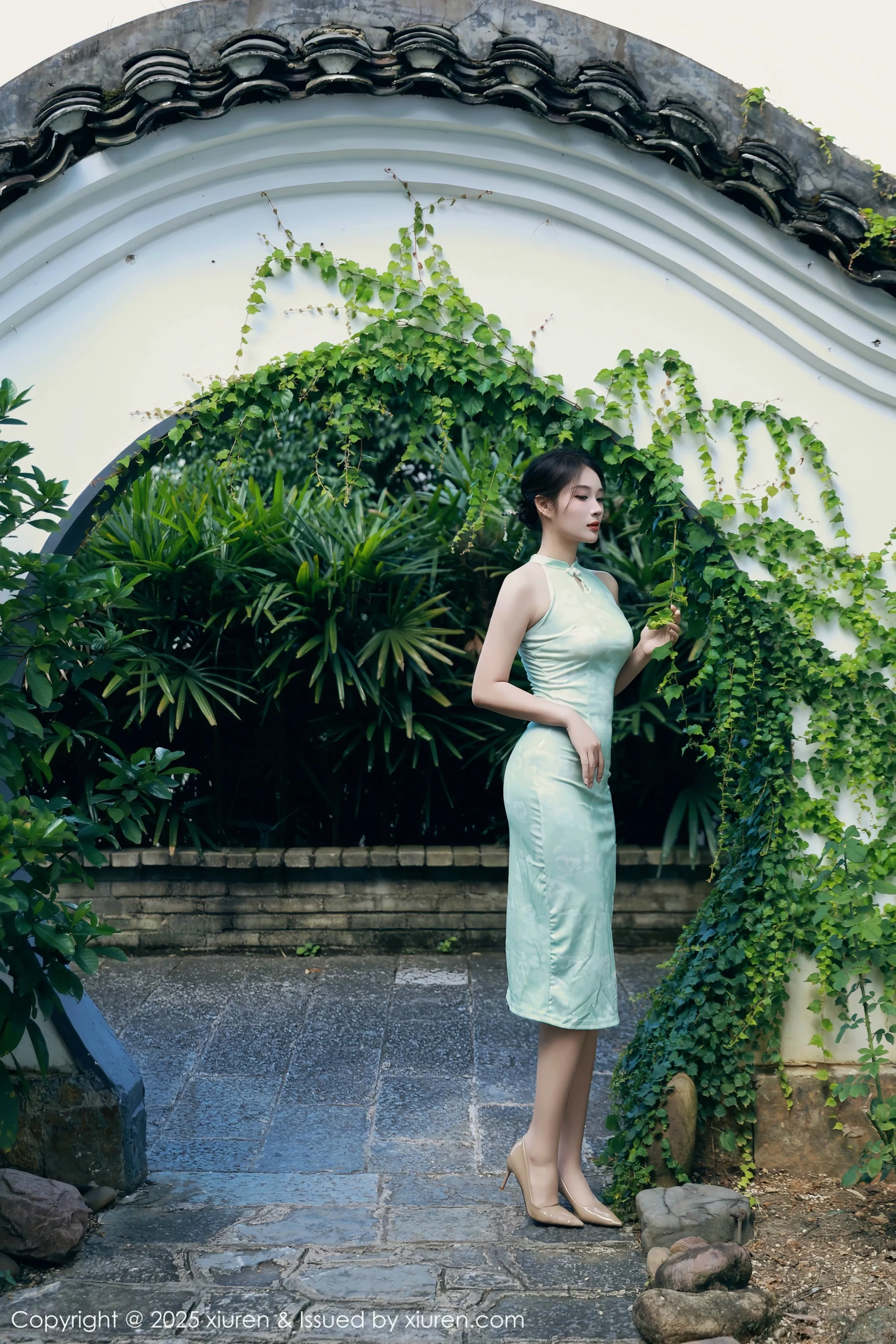 [XiuRen]高清写真图 2025.07.11 No.10538 南乔 绿色旗袍-爱套图