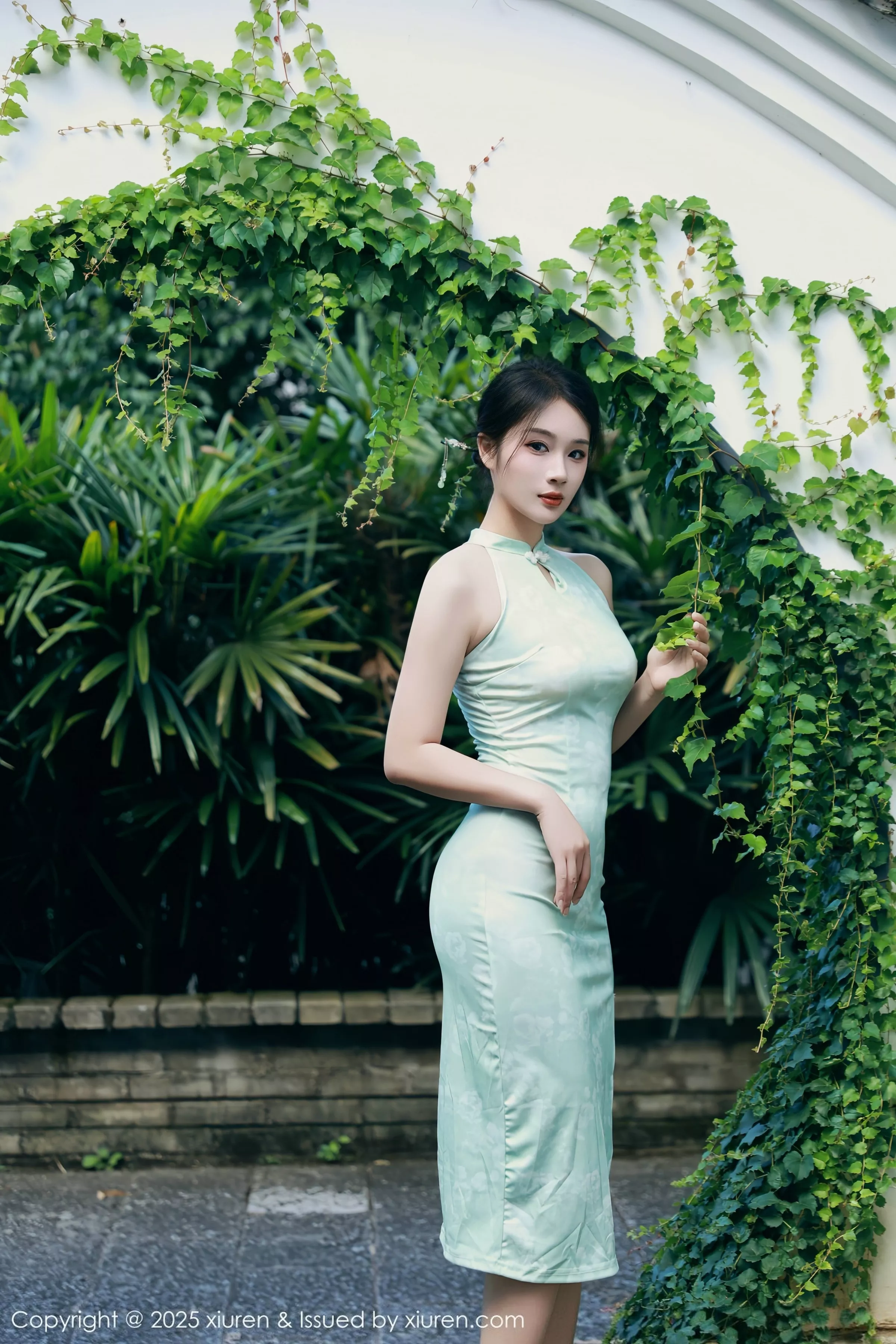   [XiuRen]高清写真图 2025.07.11 No.10538 南乔 绿色旗袍第2张图片