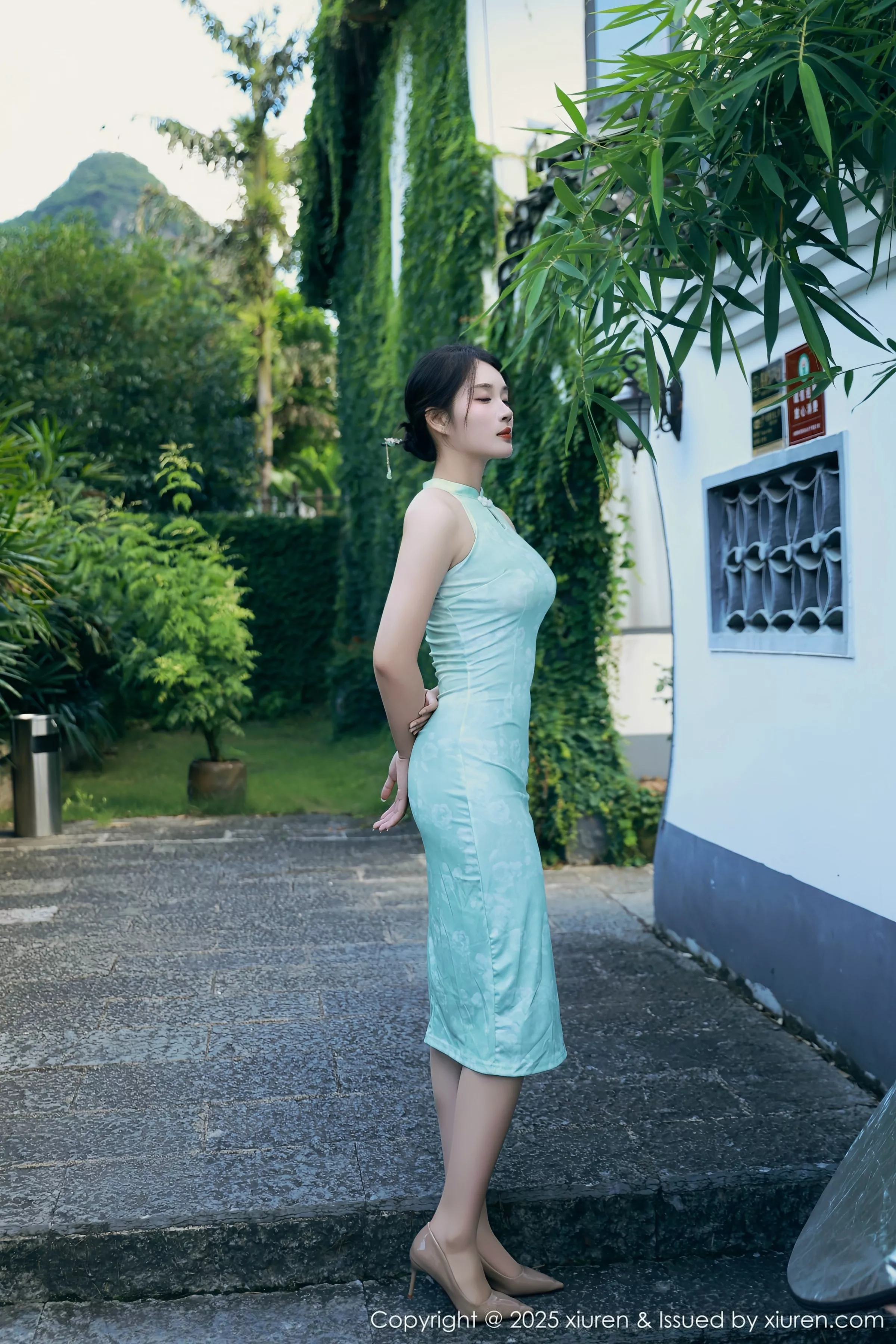   [XiuRen]高清写真图 2025.07.11 No.10538 南乔 绿色旗袍第3张图片