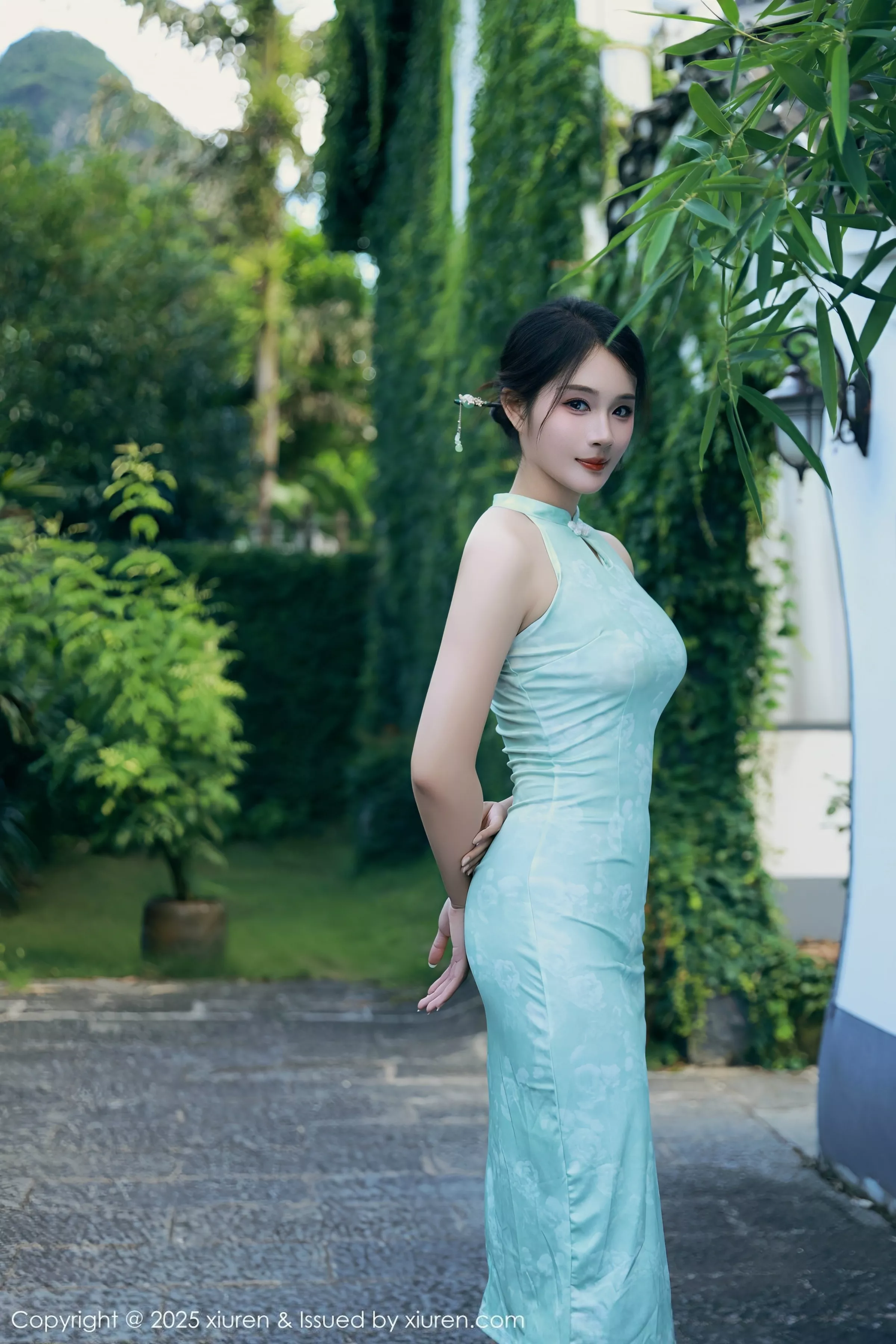   [XiuRen]高清写真图 2025.07.11 No.10538 南乔 绿色旗袍第4张图片
