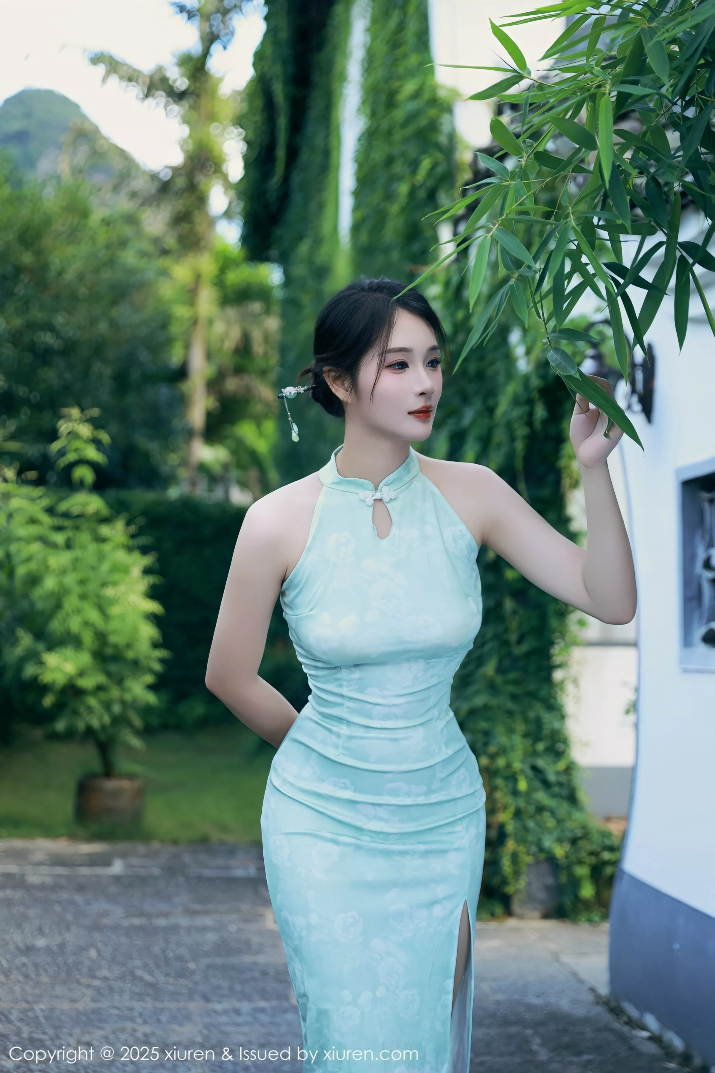   [XiuRen]高清写真图 2025.07.11 No.10538 南乔 绿色旗袍第5张图片