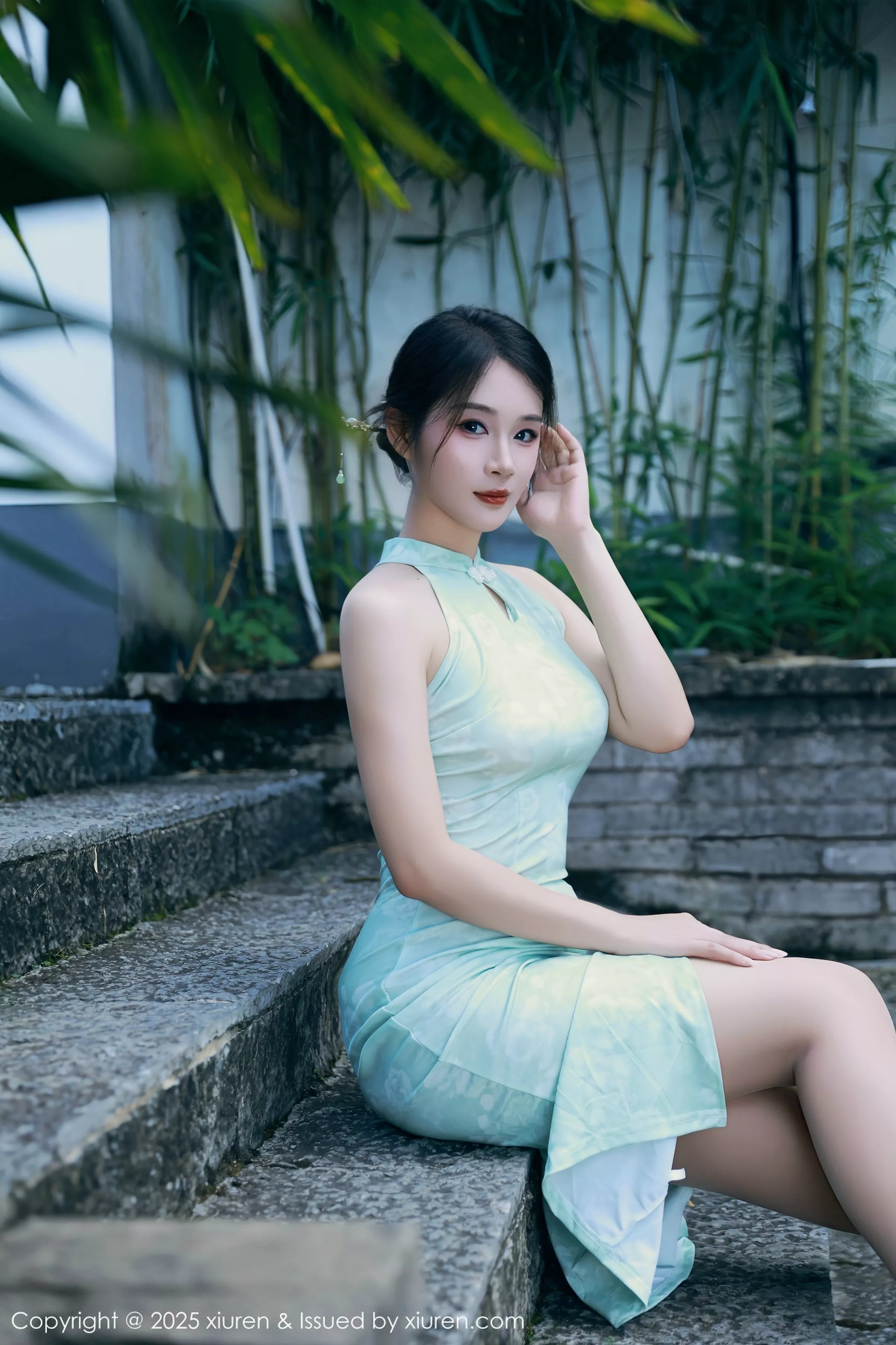  [XiuRen]高清写真图 2025.07.11 No.10538 南乔 绿色旗袍第10张图片