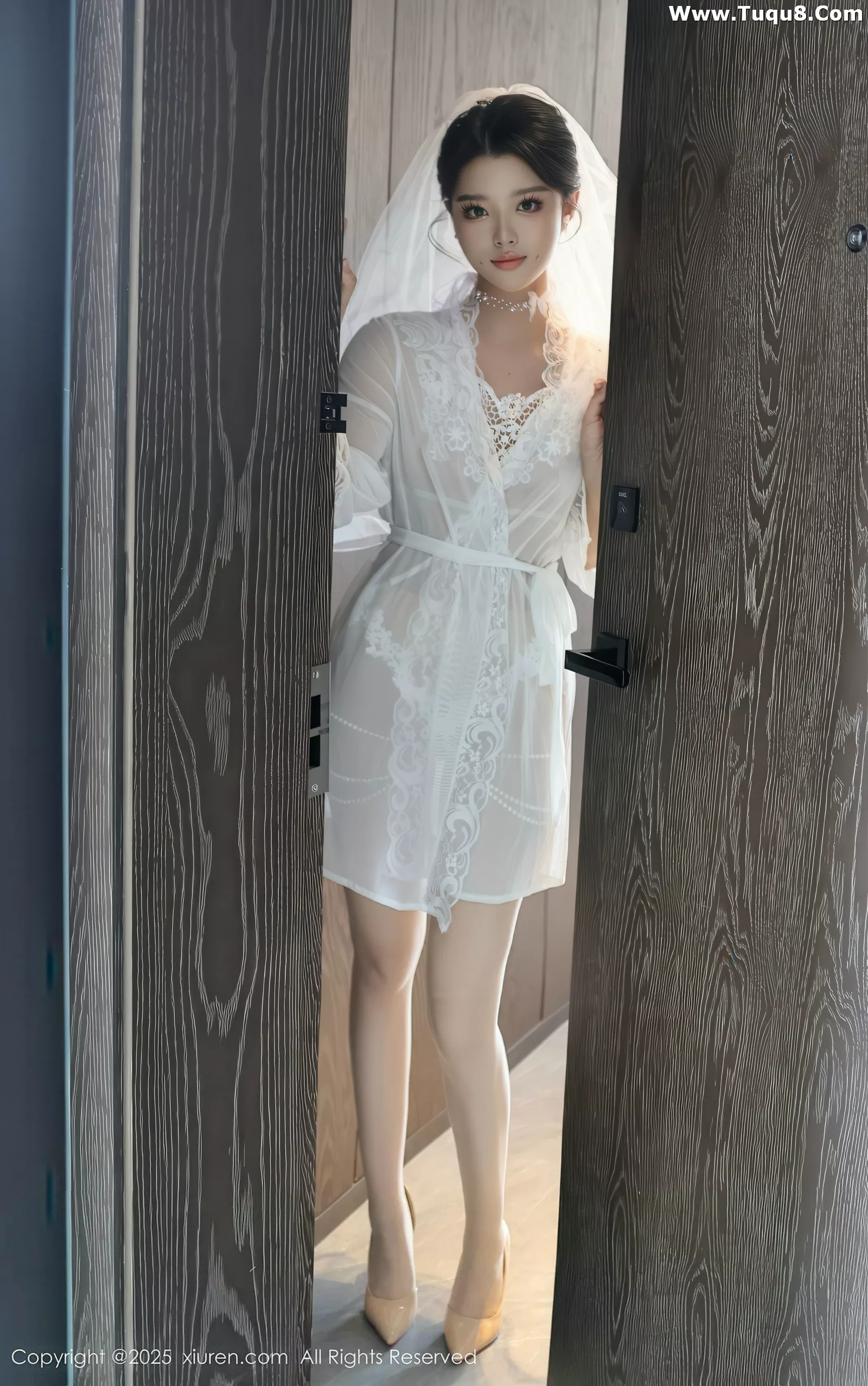   [XiuRen]高清写真图 2025.07.18 No.10559 糯梨子 白色婚纱第4张图片