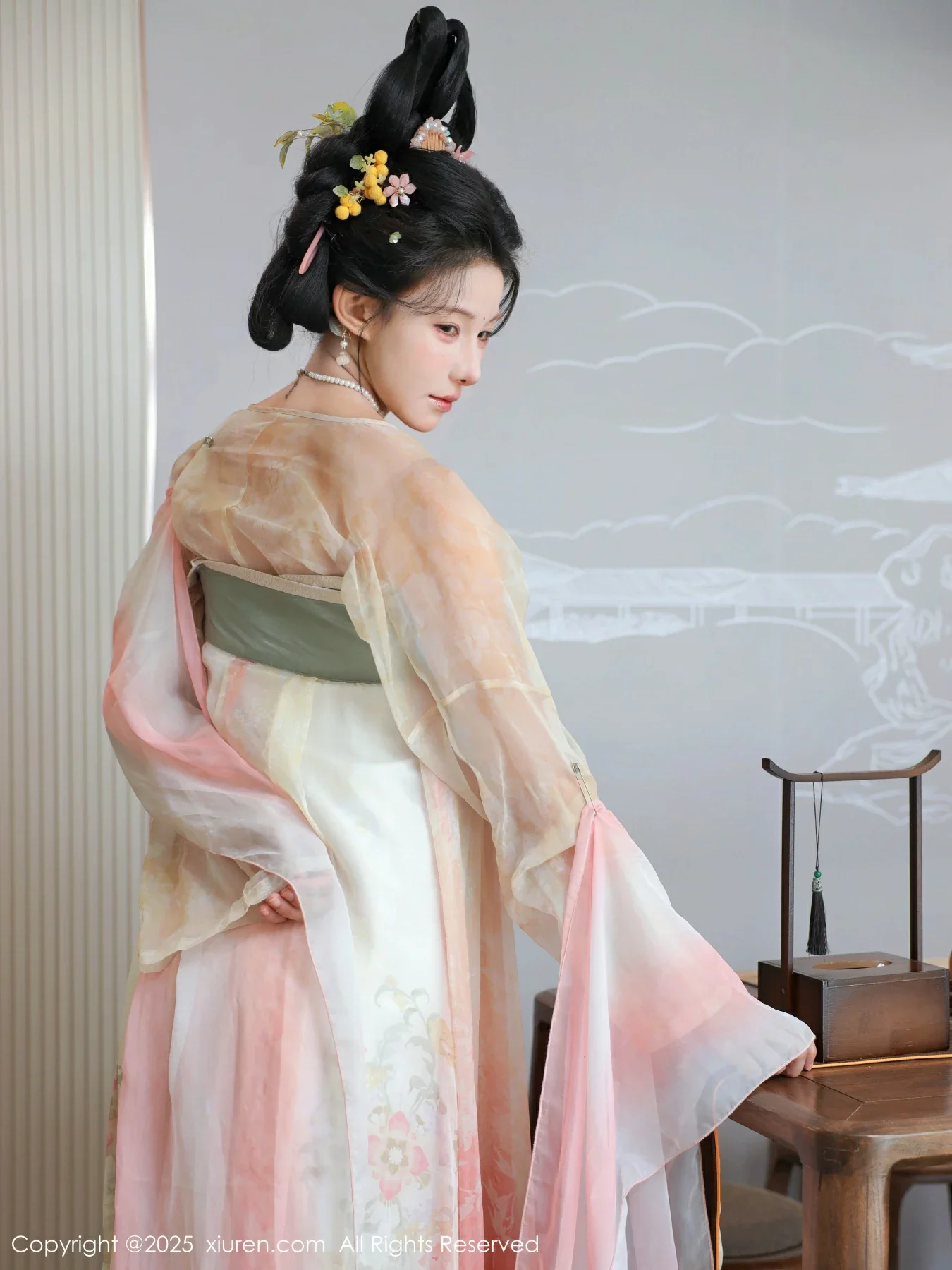   [XiuRen]高清写真图 2025.08.13 No.10645 梨霜儿 古装服饰第9张图片