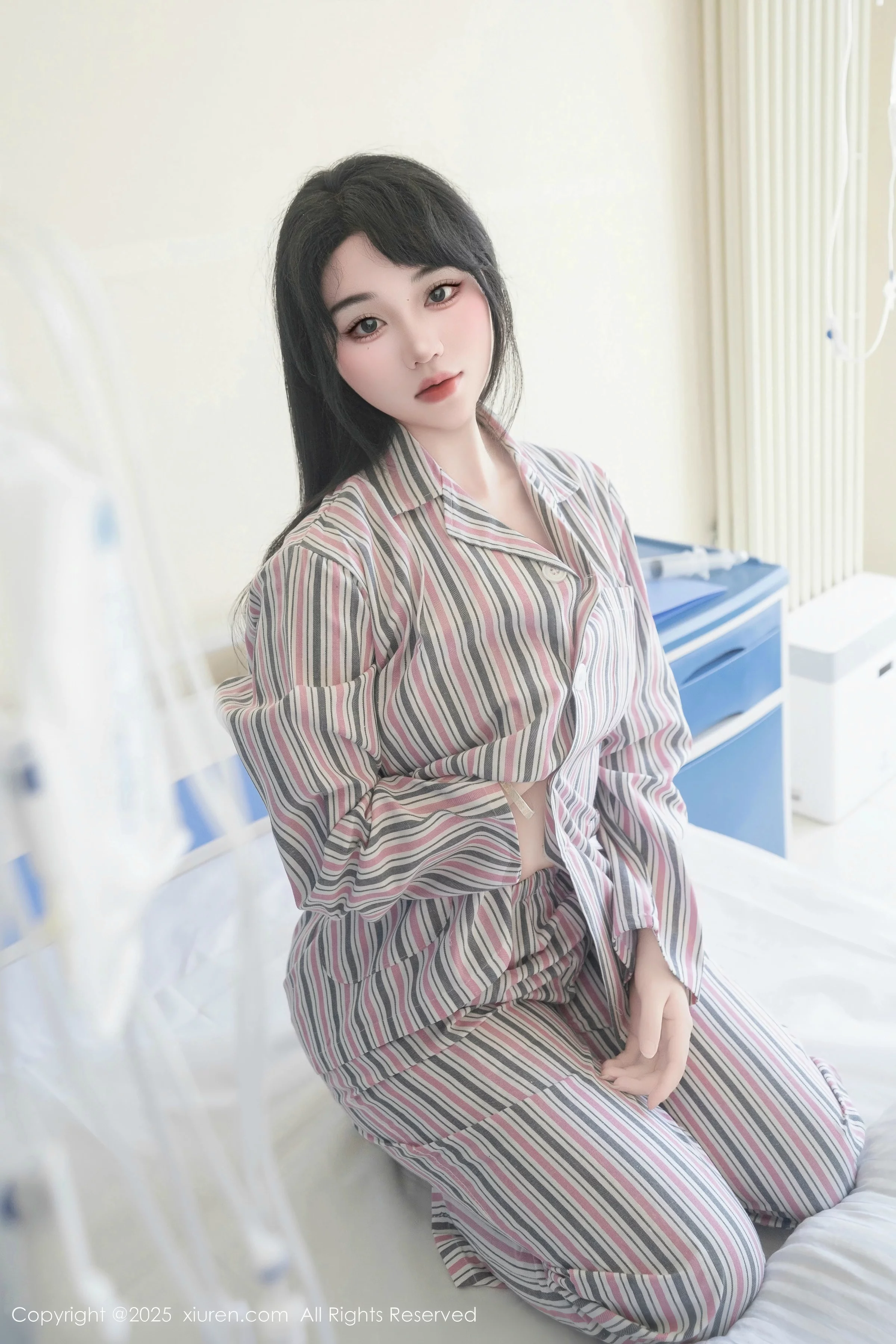   [XiuRen]高清写真图 2025.08.14 No.10648 汐汐爱吃草莓 舌吐莲花第6张图片