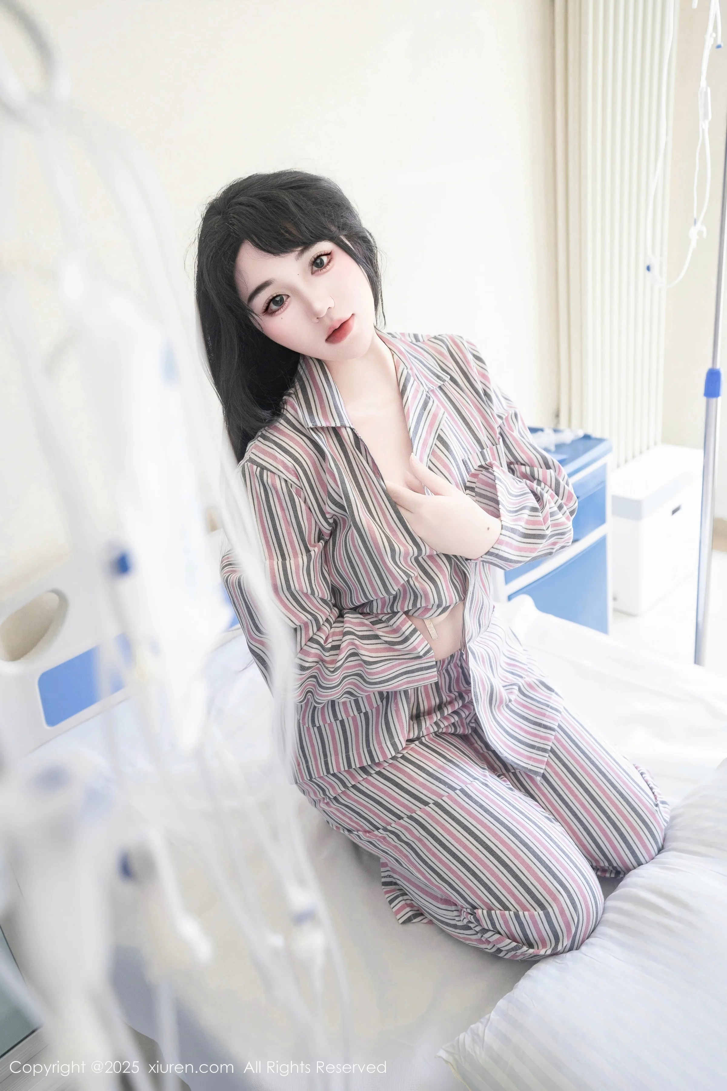   [XiuRen]高清写真图 2025.08.14 No.10648 汐汐爱吃草莓 舌吐莲花第8张图片