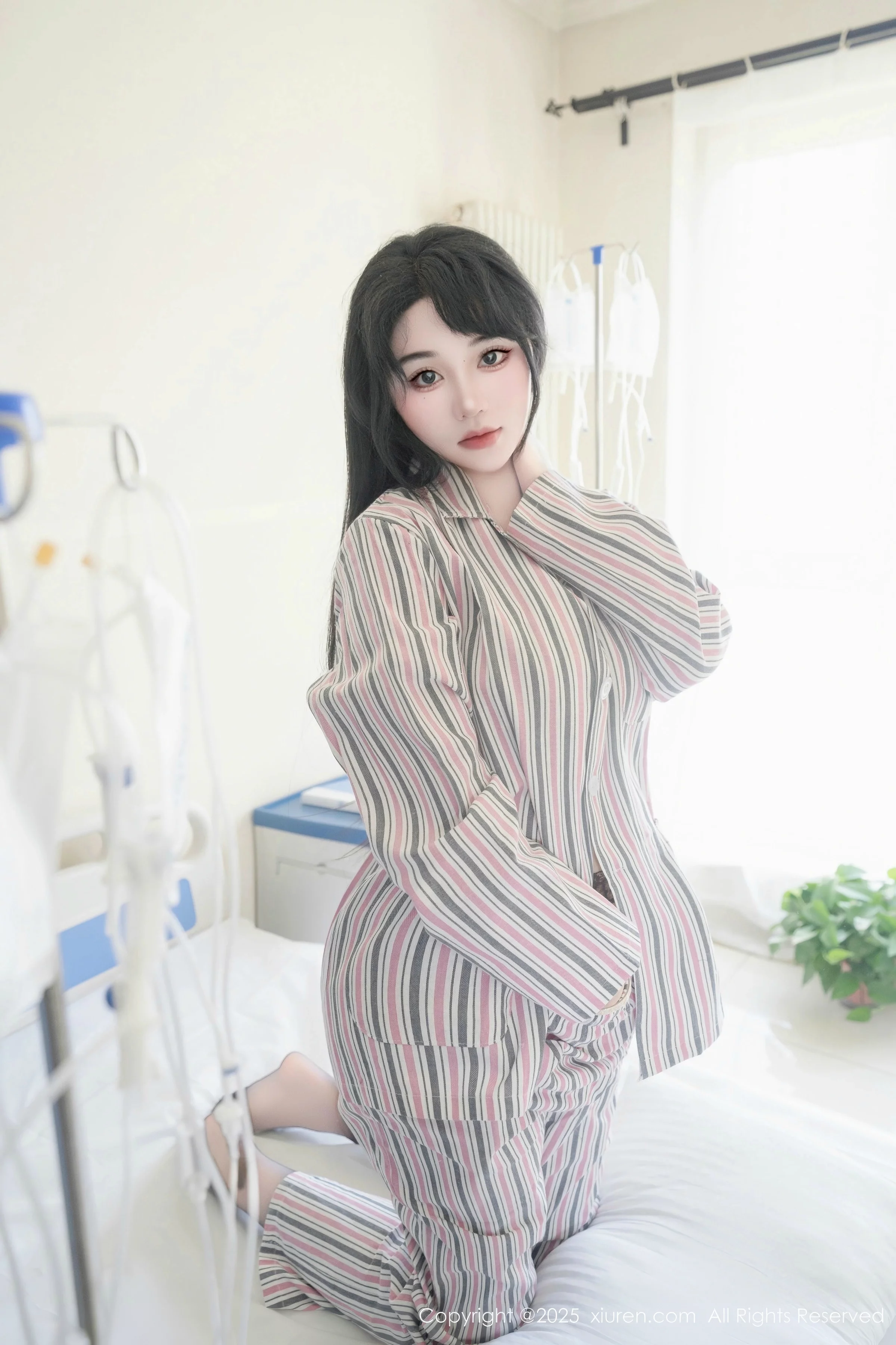   [XiuRen]高清写真图 2025.08.14 No.10648 汐汐爱吃草莓 舌吐莲花第9张图片