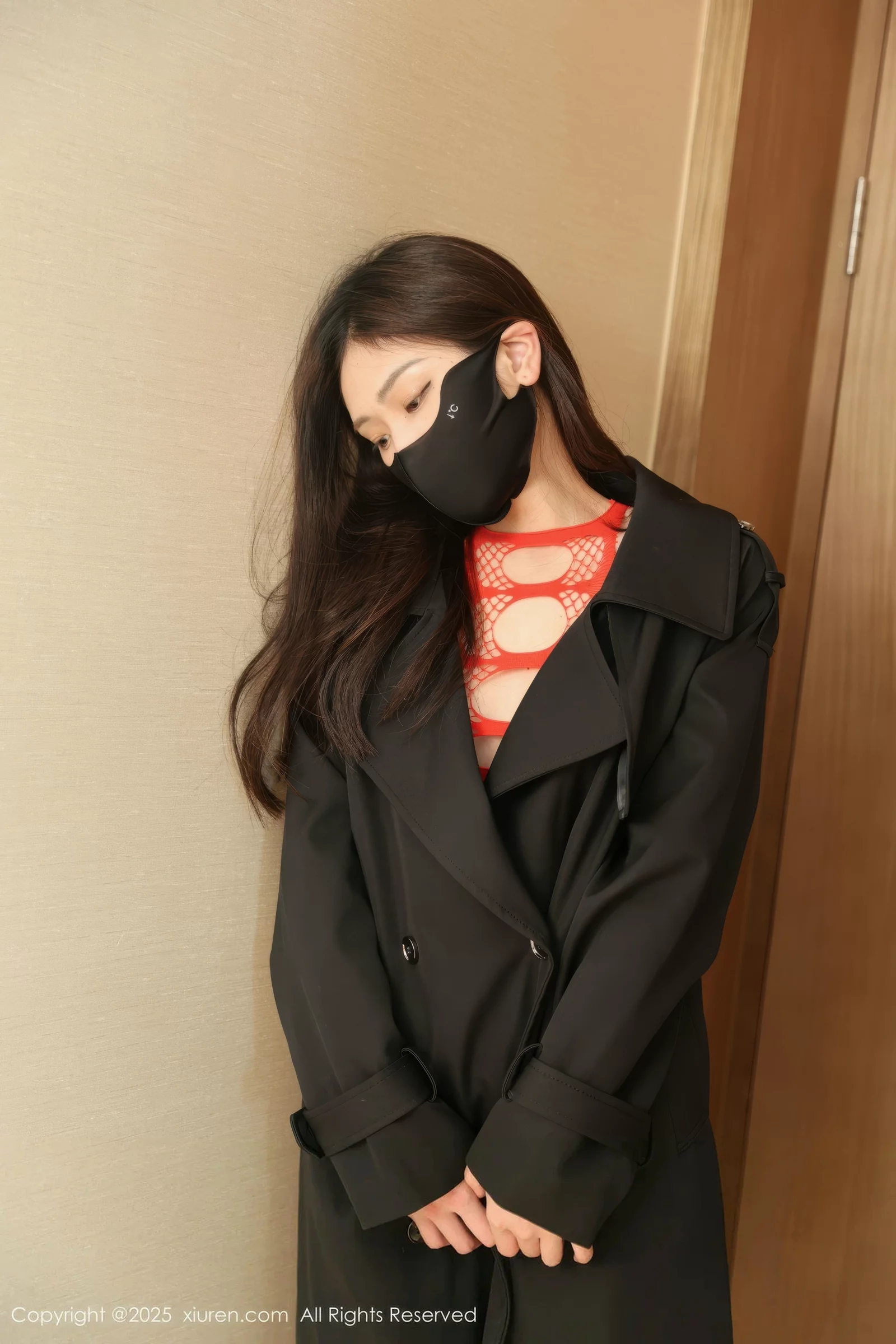   [XiuRen]高清写真图 2025.08.15 No.10652 刘婷婷 黑色风衣第3张图片