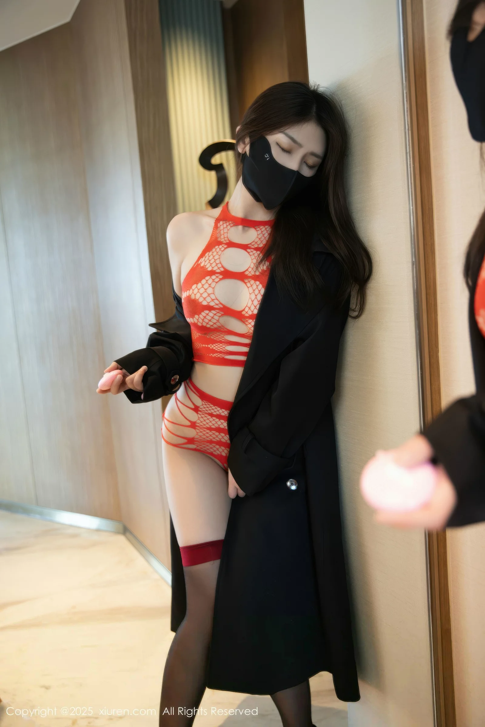   [XiuRen]高清写真图 2025.08.15 No.10652 刘婷婷 黑色风衣第8张图片