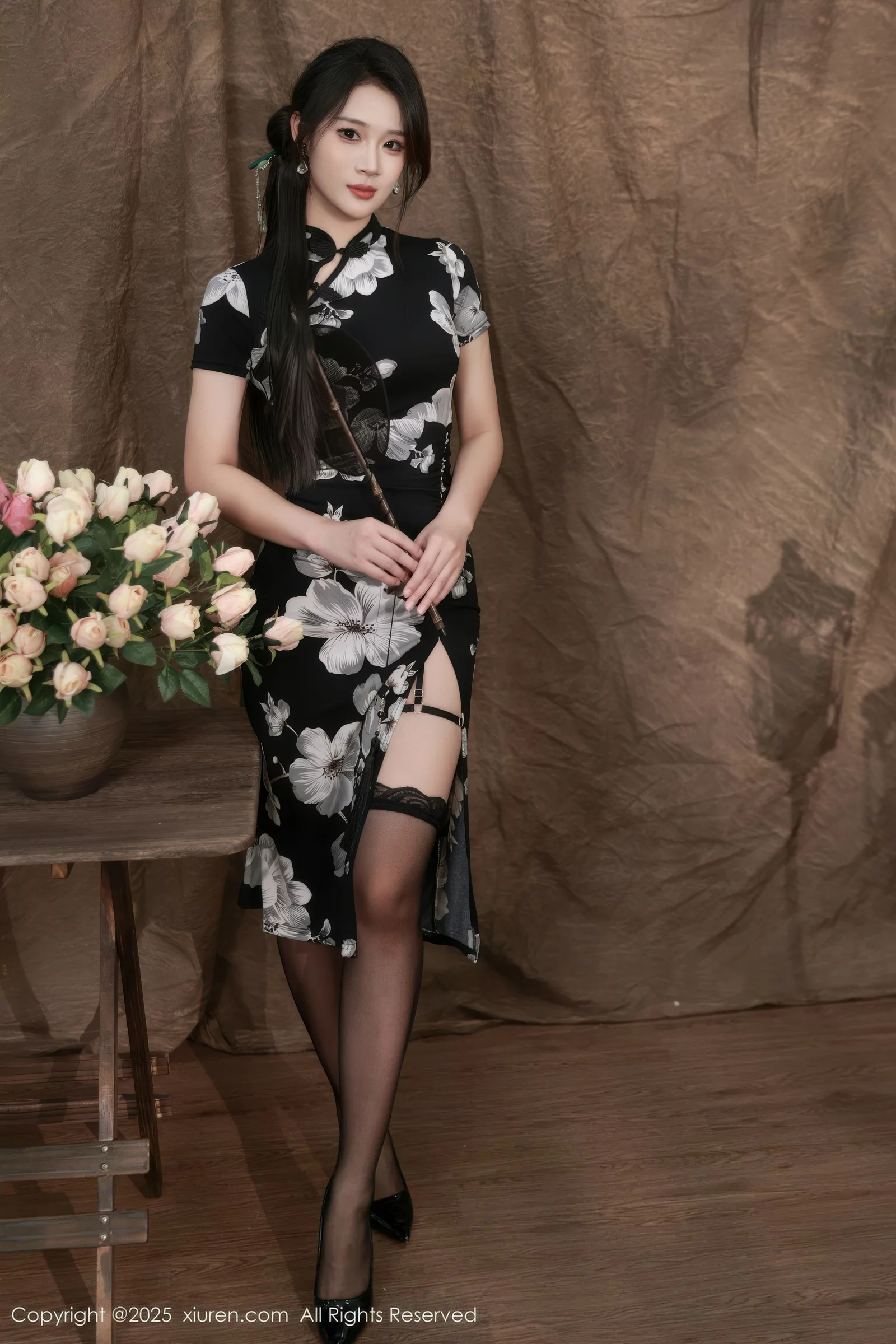 [XiuRen]高清写真图 2025.08.15 No.10655 南乔 黑色旗袍-爱套图