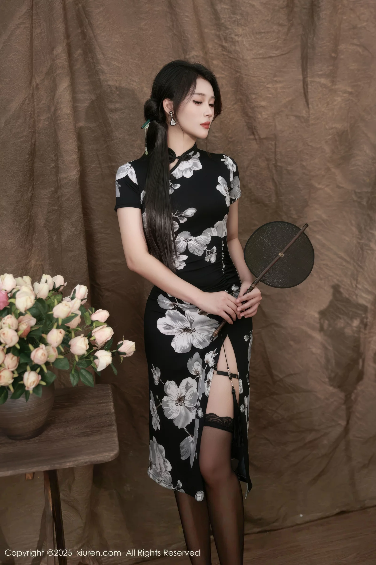   [XiuRen]高清写真图 2025.08.15 No.10655 南乔 黑色旗袍第2张图片