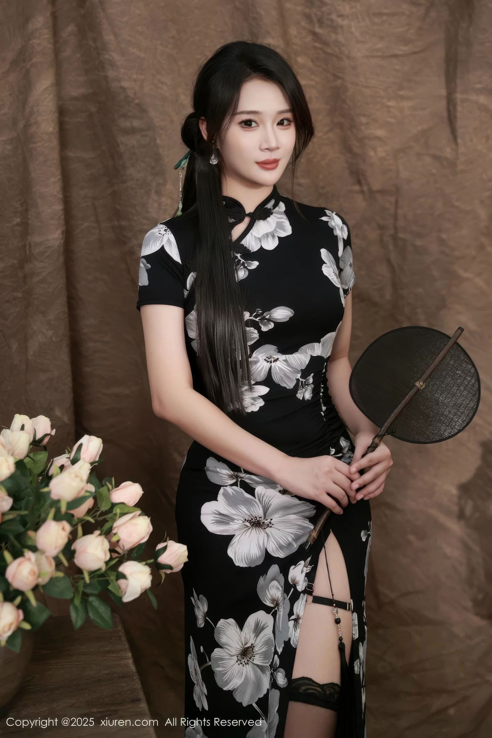   [XiuRen]高清写真图 2025.08.15 No.10655 南乔 黑色旗袍第3张图片