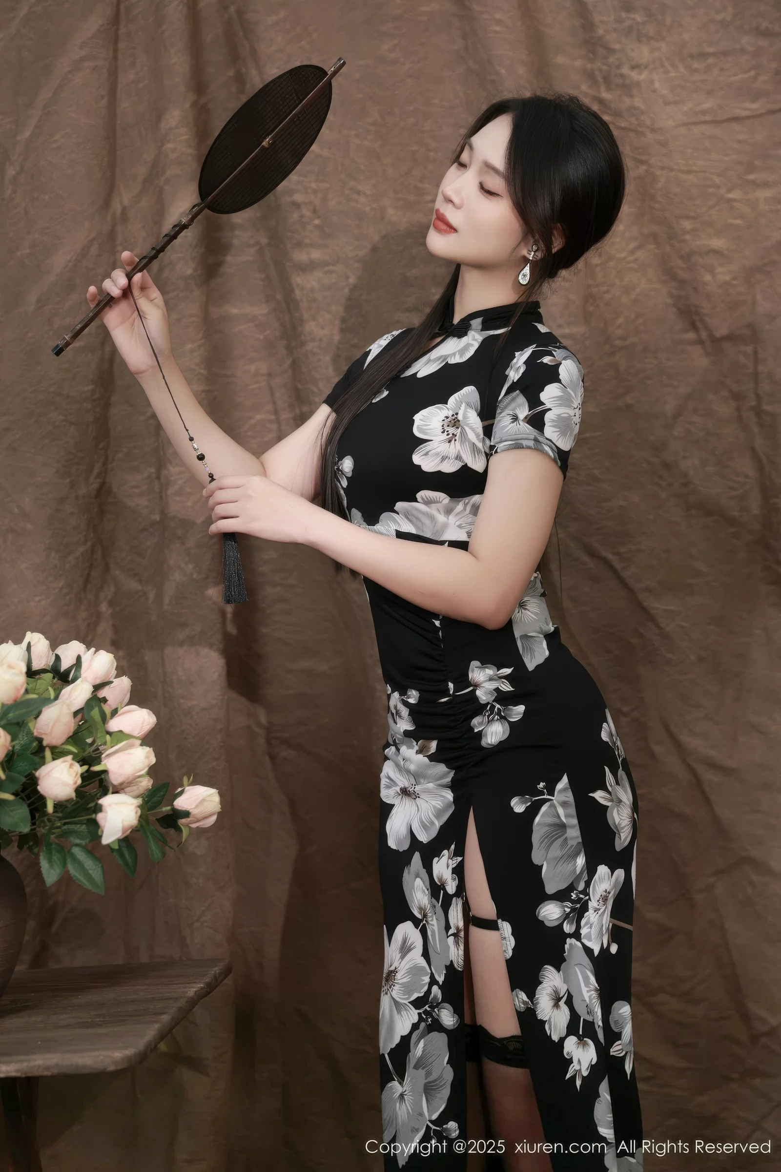   [XiuRen]高清写真图 2025.08.15 No.10655 南乔 黑色旗袍第4张图片