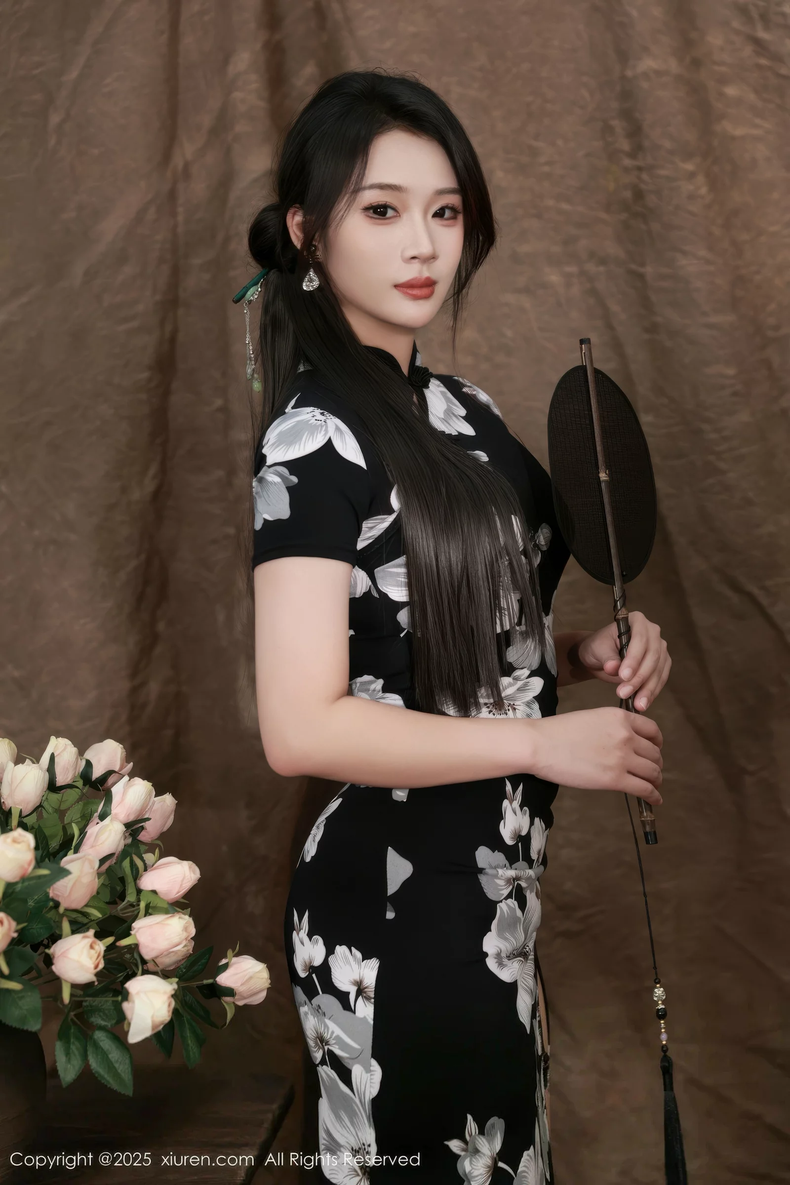   [XiuRen]高清写真图 2025.08.15 No.10655 南乔 黑色旗袍第5张图片