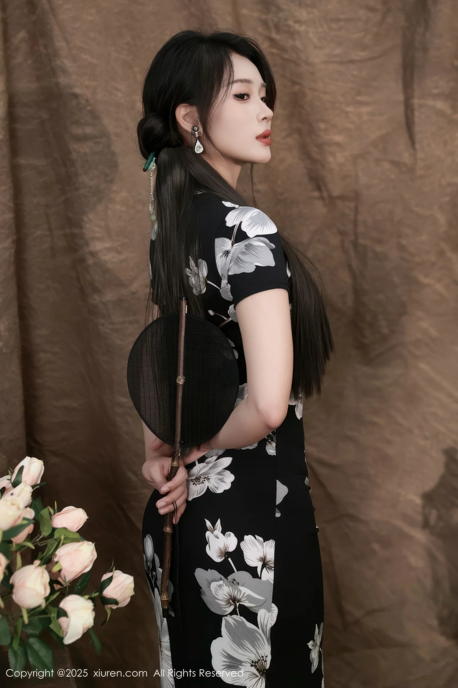   [XiuRen]高清写真图 2025.08.15 No.10655 南乔 黑色旗袍第6张图片