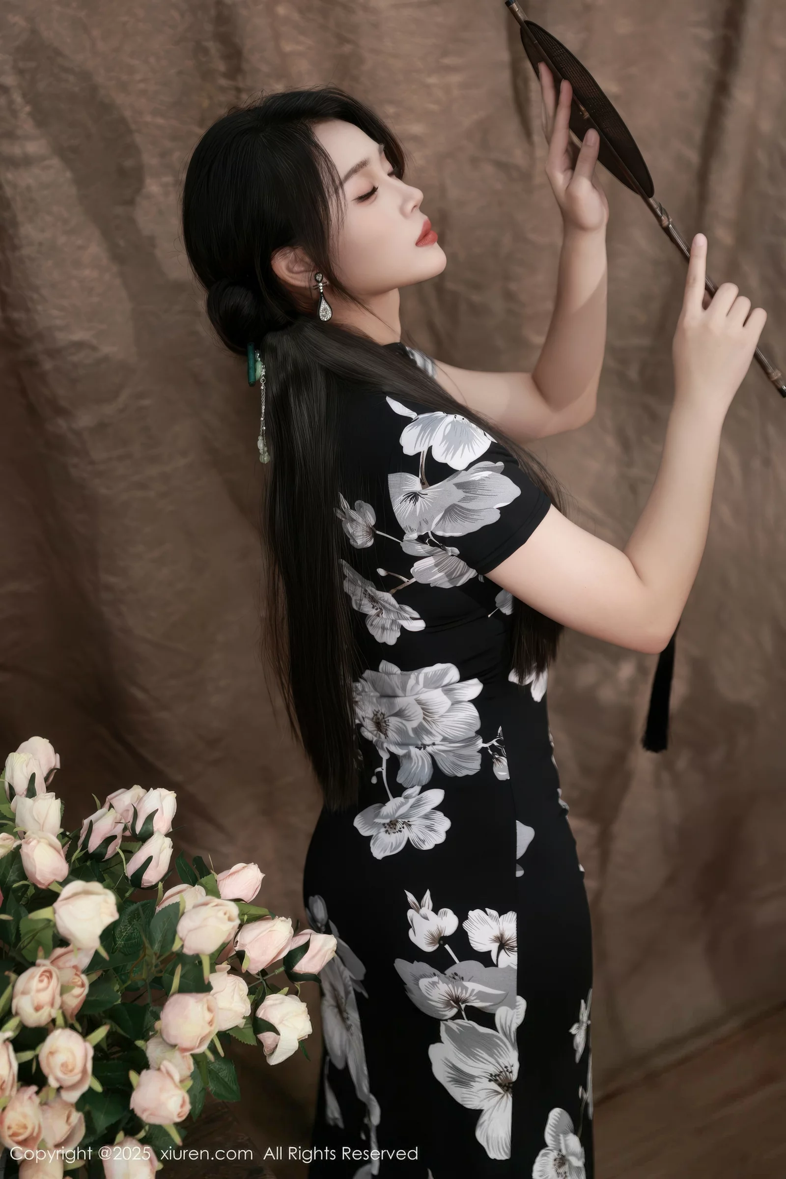   [XiuRen]高清写真图 2025.08.15 No.10655 南乔 黑色旗袍第7张图片