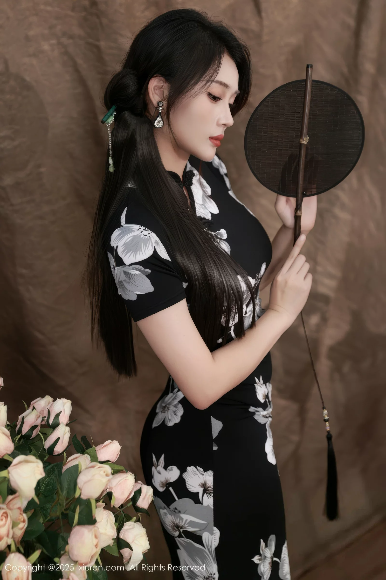   [XiuRen]高清写真图 2025.08.15 No.10655 南乔 黑色旗袍第8张图片