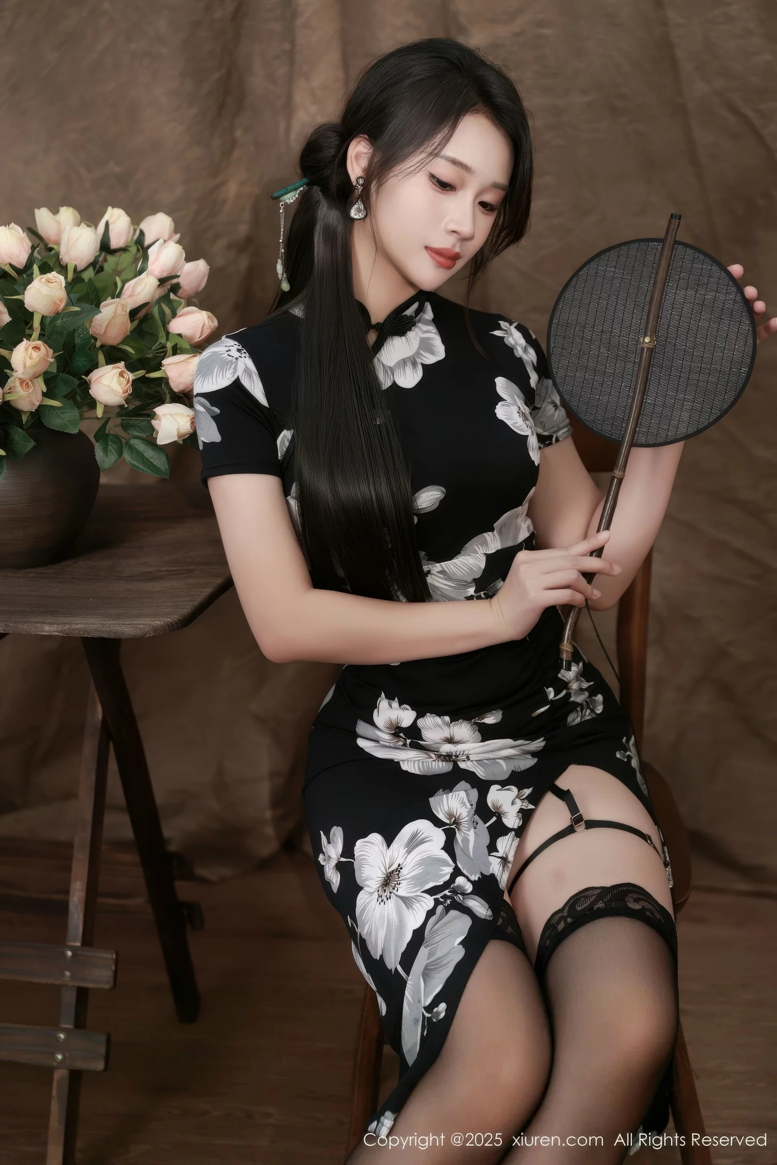   [XiuRen]高清写真图 2025.08.15 No.10655 南乔 黑色旗袍第10张图片
