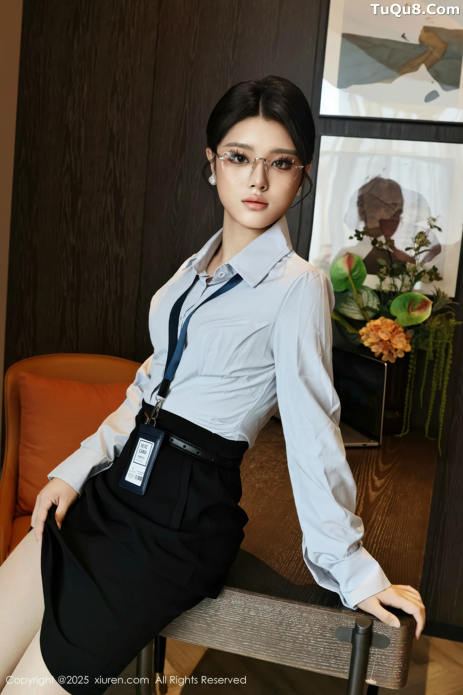   [XiuRen]高清写真图 2025.08.21 No.10674 糯梨子 性感OL第8张图片