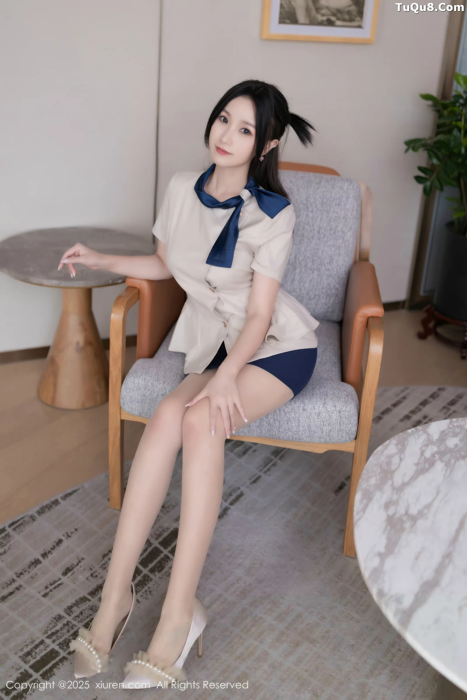  [XiuRen]高清写真图 2025.08.27 No.10697 杏子Yada 性感OL第2张图片