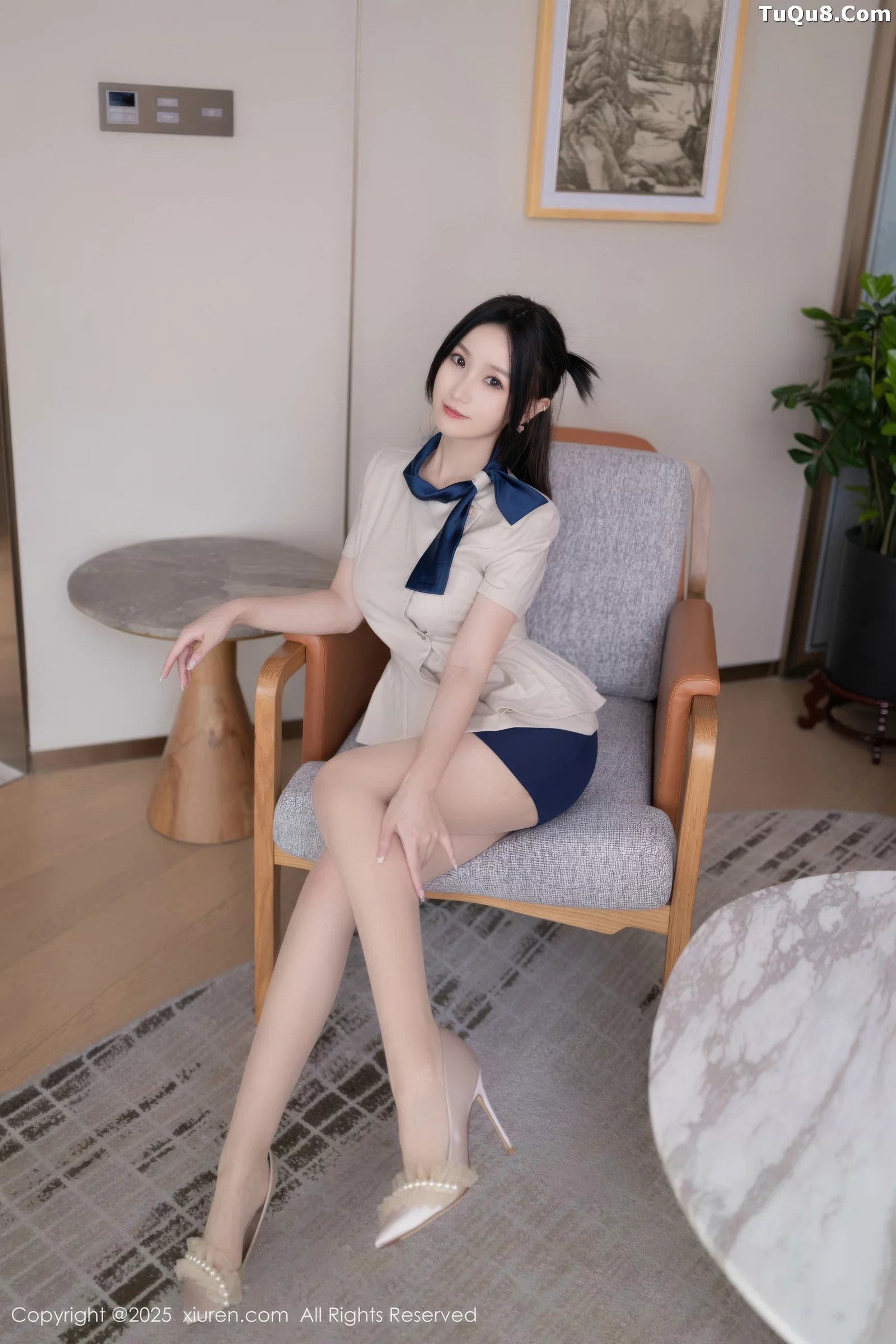   [XiuRen]高清写真图 2025.08.27 No.10697 杏子Yada 性感OL第3张图片