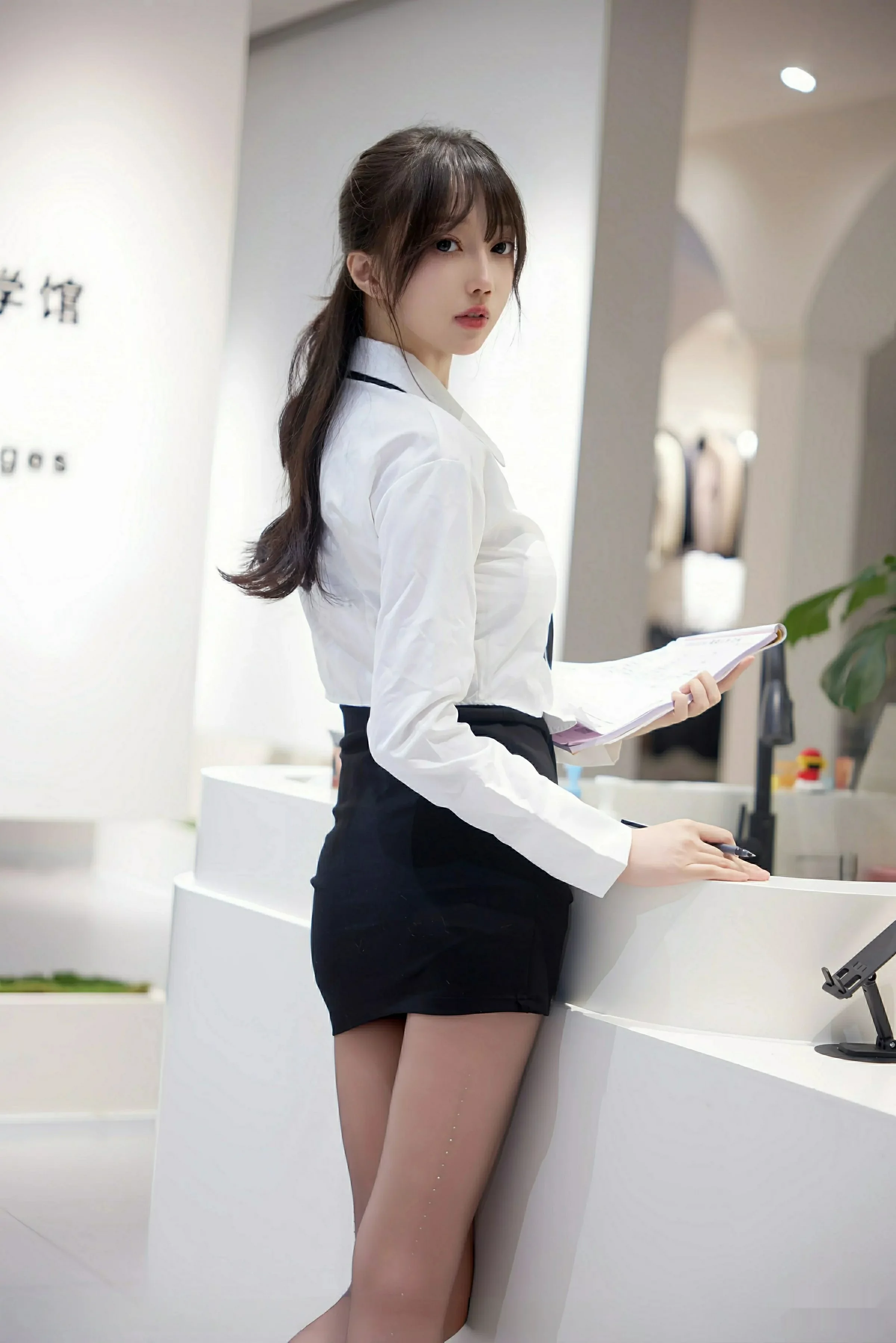 玥儿玥  [XiuRen]高清写真图 2025.08.11 No.10636 玥儿玥er OL服饰第5张图片