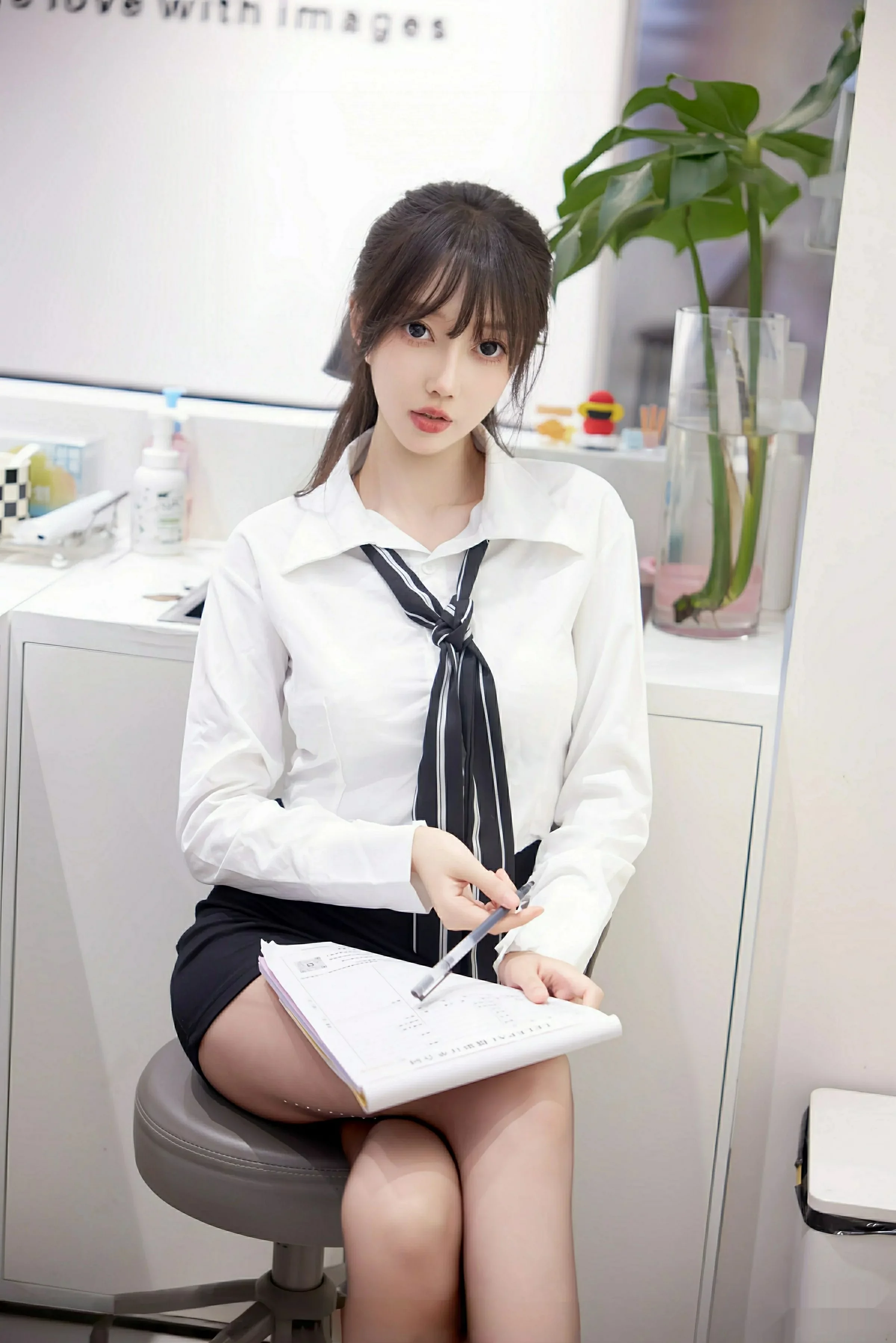 玥儿玥  [XiuRen]高清写真图 2025.08.11 No.10636 玥儿玥er OL服饰第10张图片