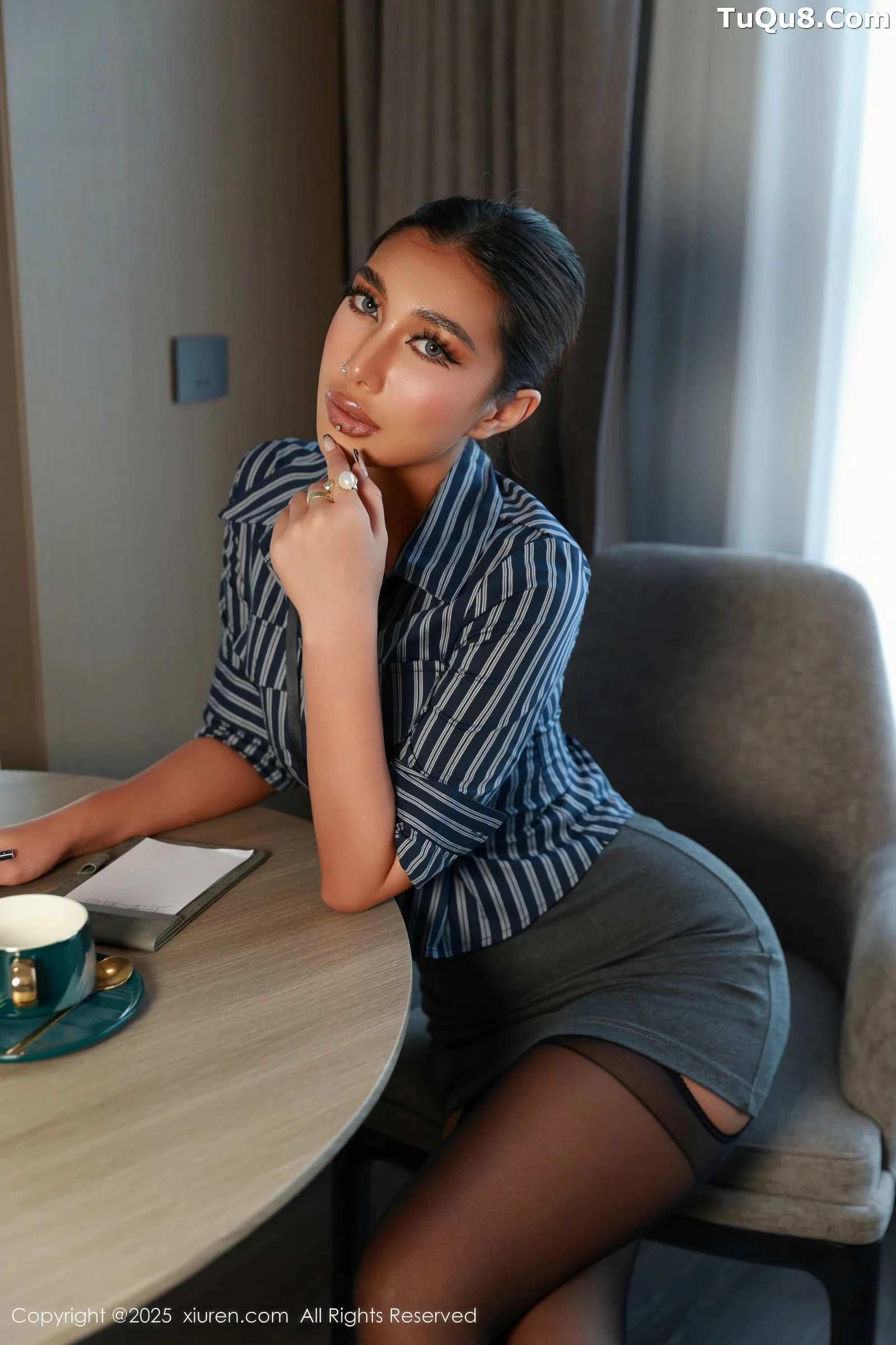文芮jeninfer  [XiuRen]高清写真图 2025.08.20 No.10670 FE- 魅惑黑丝第6张图片