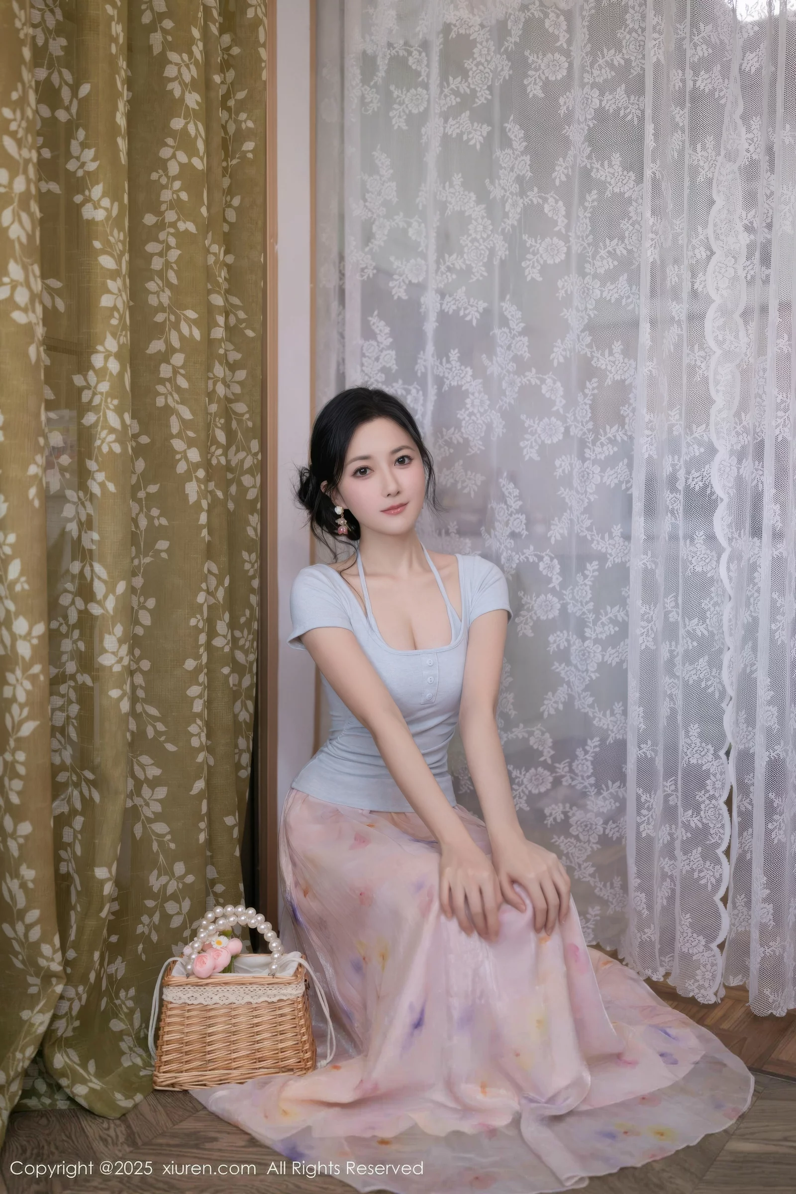 鱼子酱fish  [XiuRen]高清写真图 2025.08.15 No.10656 鱼子酱Fish 肉色丝袜第2张图片