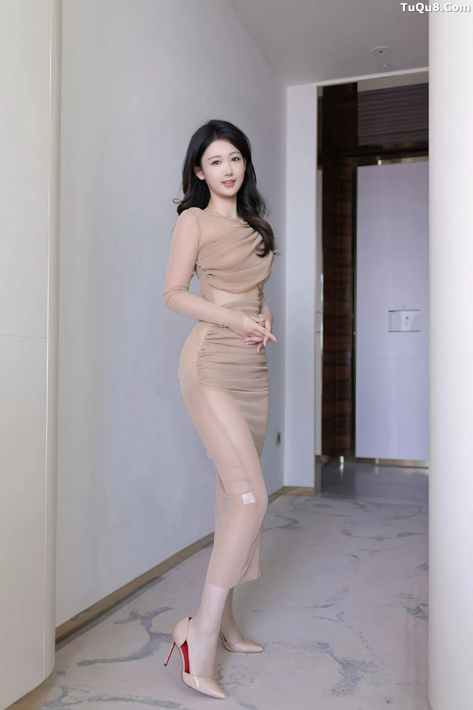 唐安琪  [XiuRen]高清写真图 2025.06.30 No.10486 唐安琪 肉色连衣裙第4张图片