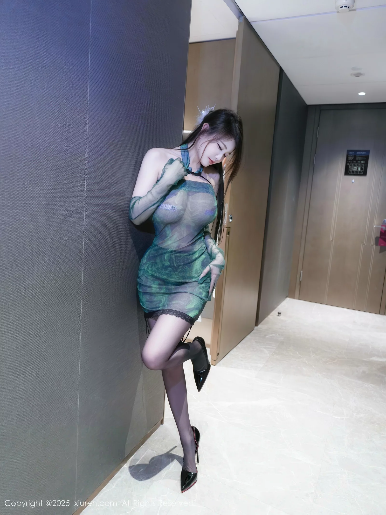 [XiuRen]高清写真图 2025.08.18 No.10660 甜妮 绿色短裙-爱套图
